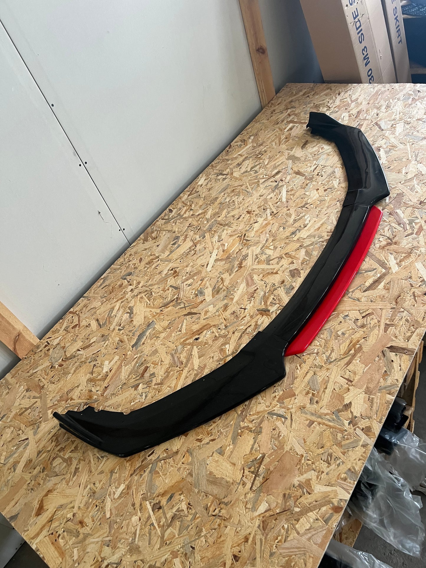 УНИВЕРСАЛЕН ПРЕДЕН СПОЙЛЕР ЧЕРЕН ПИАНО ЛАК С ЧЕРВЕН ЕЗИК