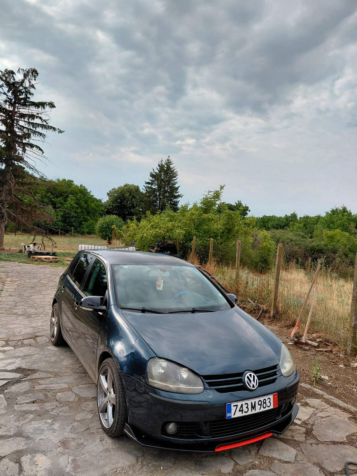 УНИВЕРСАЛЕН ПРЕДЕН СПОЙЛЕР ЧЕРЕН ПИАНО ЛАК С ЧЕРВЕН ЕЗИК