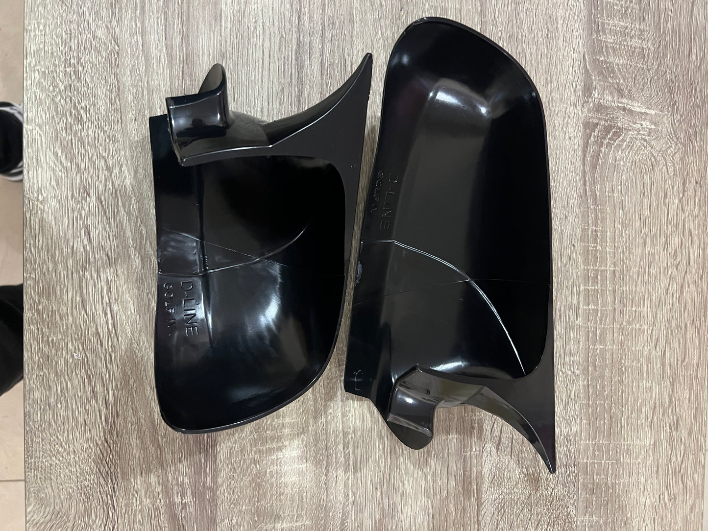 Carcase oglindă design BATMAN pentru VW GOLF 4 / VW BORA / AUDI A3 8L 1996-2003 - lac negru piano