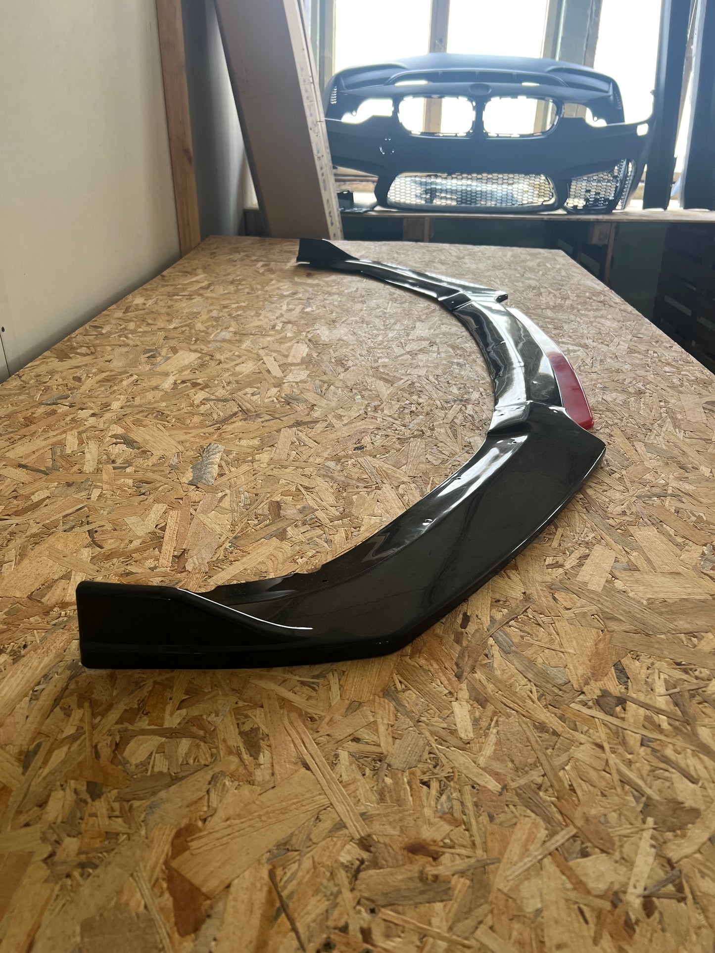 УНИВЕРСАЛЕН ПРЕДЕН СПОЙЛЕР ЧЕРЕН ПИАНО ЛАК С ЧЕРВЕН ЕЗИК