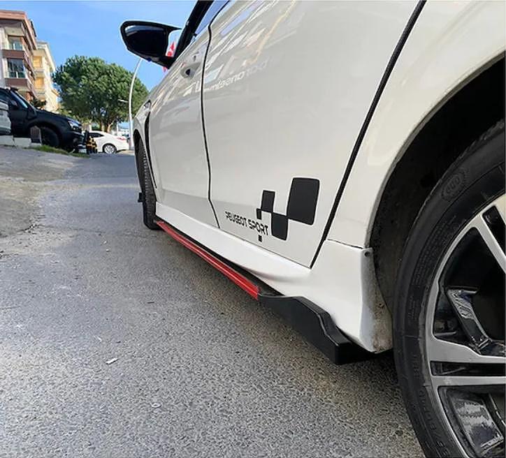 УНИВЕРСАЛНИ ТУНИНГ ПРАГОВЕ ЧЕРЕН ПИАНО ЛАК С ЧЕРВЕНИ ЛАЙСНИ